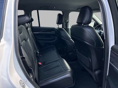 Used 2023 Jeep Grand Cherokee Limited w/ Black Appearance Package image 17