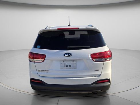 Used 2017 Kia Sorento FWD image 4