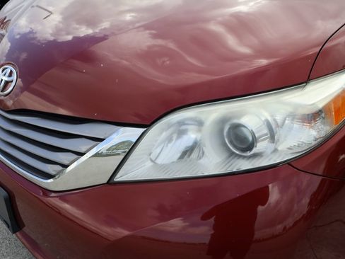 Used 2017 Toyota Sienna XLE w/ XLE Navigation Package FWD image 3