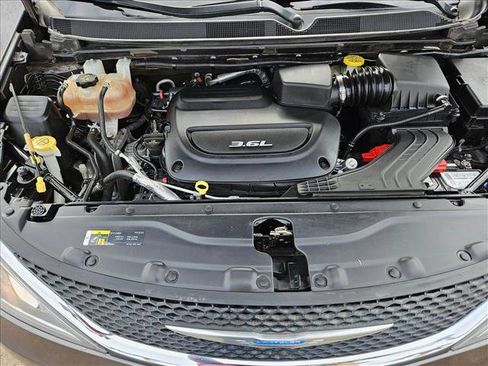 Used 2018 Chrysler Pacifica Touring-L image 21