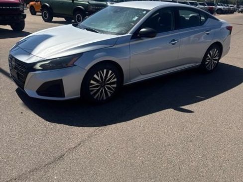 Used 2024 Nissan Altima 2.5 SV FWD image 2