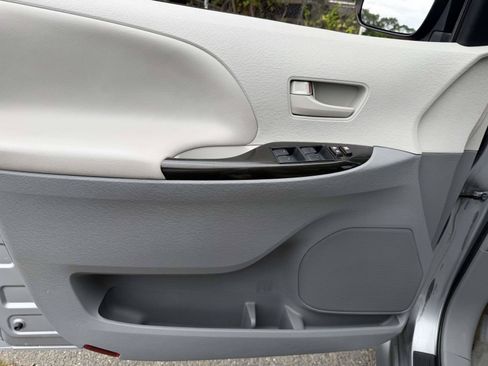 Used 2012 Toyota Sienna LE FWD image 14
