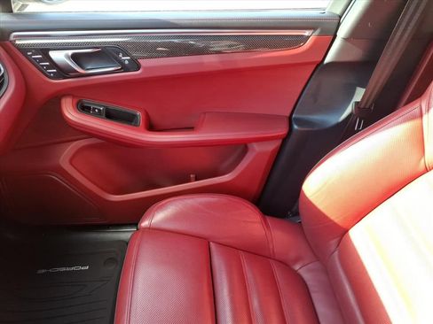 Used 2023 Porsche Macan Turbo image 33