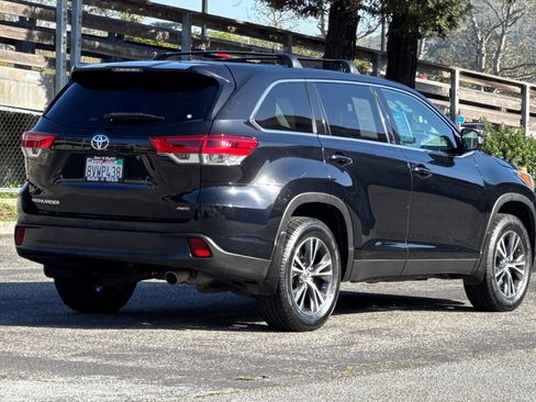 Used 2019 Toyota Highlander LE w/ Carpet Mat Package (TMS) image 4