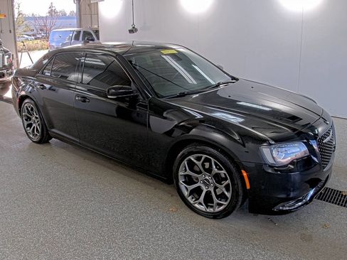 Used 2018 Chrysler 300 S image 5