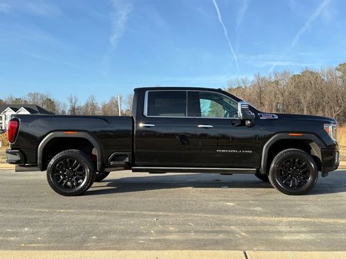 Used 2021 GMC Sierra 2500 Denali w/ Denali Black Diamond Edition image 3