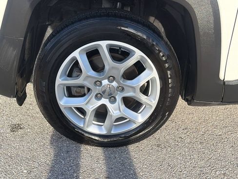 Used 2018 Jeep Renegade Latitude FWD image 9
