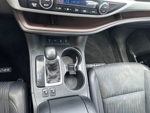 Used 2019 Toyota Highlander LE AWD/4WD image 15