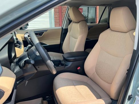 Used 2019 Toyota RAV4 XLE w/ Convenience Package FWD image 17