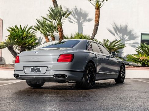 Used 2022 Bentley Flying Spur V8 image 17
