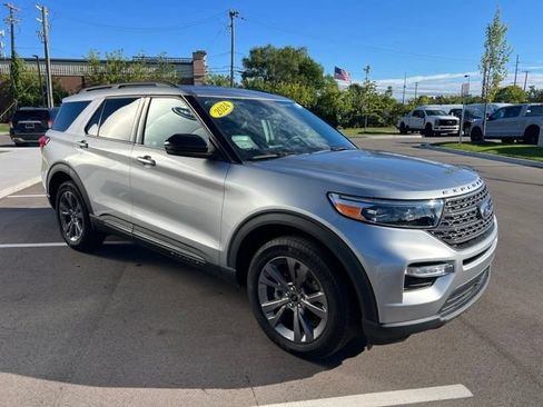 Used 2024 Ford Explorer XLT w/ Equipment Group 202A AWD/4WD image 3