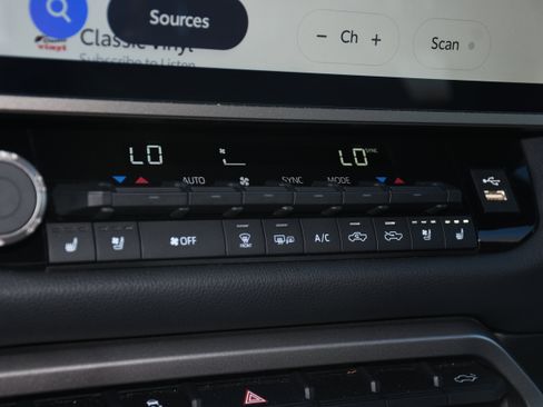 Used 2025 Toyota Tundra Limited image 15