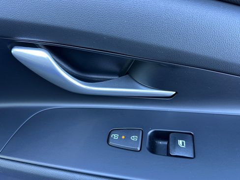 Used 2025 Hyundai Elantra Limited image 19