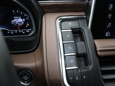 Used 2023 Chevrolet Suburban High Country image 18