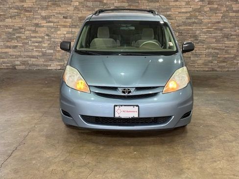Used 2010 Toyota Sienna LE FWD image 2
