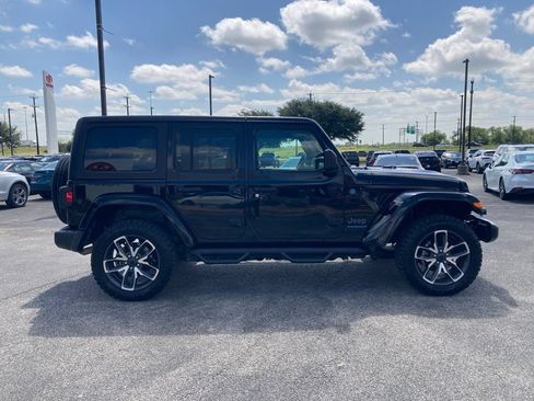 Used 2024 Jeep Wrangler Unlimited AWD/4WD image 3