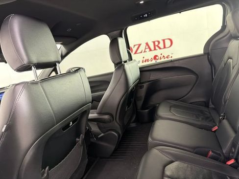 Used 2018 Chrysler Pacifica Touring-L w/ Premium Audio Group FWD image 14