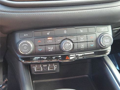 Certified 2024 Dodge Durango SXT image 30