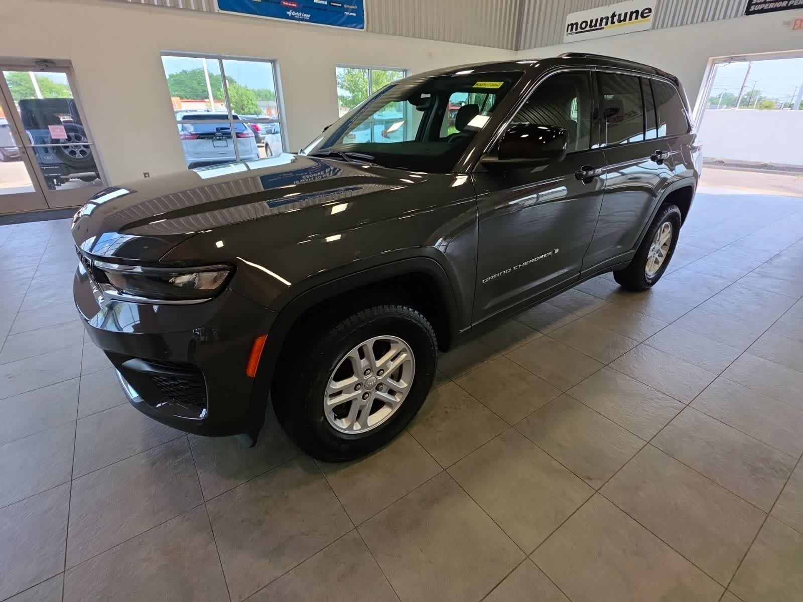 Used 2023 Jeep Grand Cherokee Laredo w/ Luxury Tech Group I AWD/4WD image 1