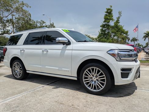 Used 2022 Ford Expedition Platinum AWD/4WD image 2