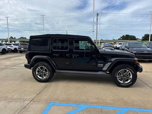Used 2021 Jeep Wrangler Unlimited Sahara AWD/4WD image 13