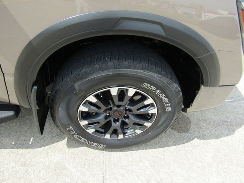 Used 2021 Nissan Titan PRO-4X w/ Pro-4x Convenience Package image 17