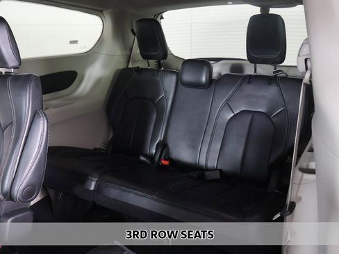 Used 2024 Chrysler Pacifica Touring-L image 7