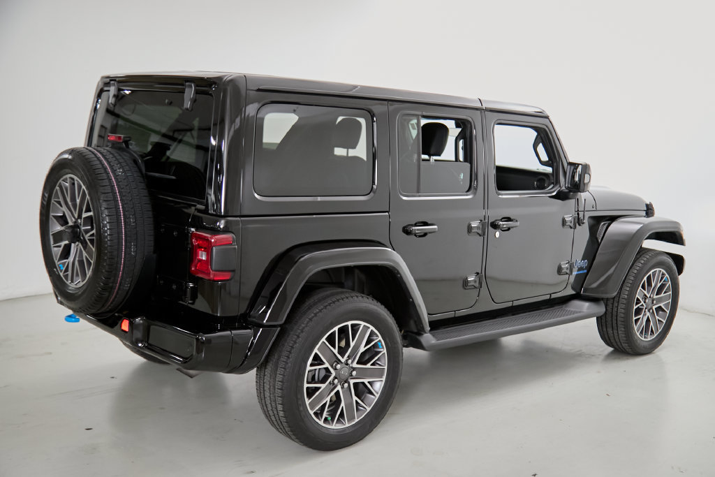 Used 2023 Jeep Wrangler Unlimited Sahara AWD/4WD image 14