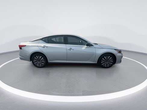 Used 2024 Nissan Altima 2.5 SV FWD image 9
