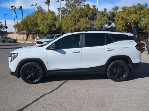 Used 2023 GMC Terrain SLE w/ Driver Convenience Package image 2