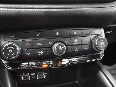 Used 2024 Dodge Durango SXT image 32