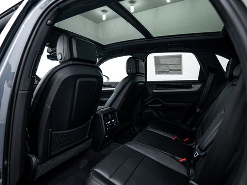 Certified 2025 Porsche Cayenne image 19