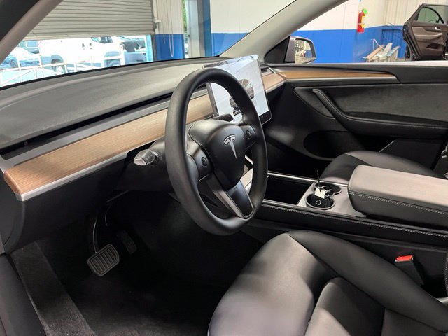 Used 2025 Tesla Model Y Long Range RWD image 23