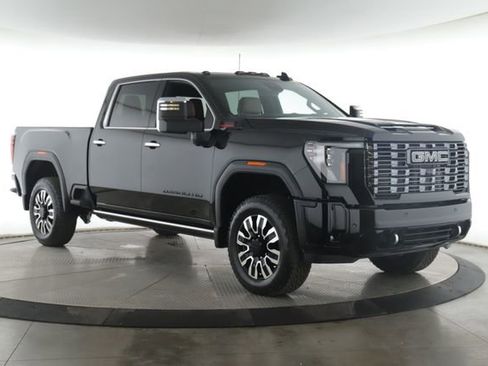 Used 2026 GMC Sierra 2500 Denali Ultimate w/ LPO, Black Badging Package AWD/4WD image 2