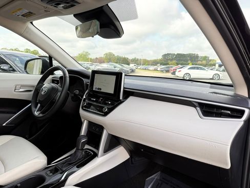 Used 2024 Toyota Corolla Cross XLE w/ Convenience Package image 27