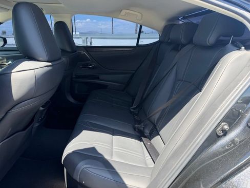 Used 2025 Lexus ES 300h w/ Luxury Package FWD image 4