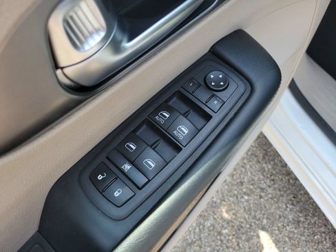 Used 2023 Chrysler Pacifica Touring-L FWD image 21