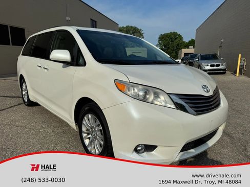 Used 2017 Toyota Sienna XLE Premium FWD image 1