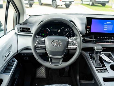 New 2026 Toyota Sienna XLE FWD image 20