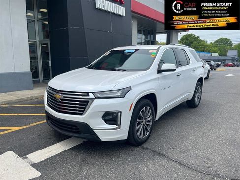 Used 2023 Chevrolet Traverse Premier FWD image 3