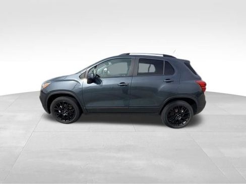 Used 2021 Chevrolet Trax LT w/ Premium Seat Package AWD/4WD image 3