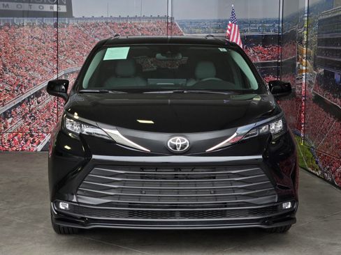 Certified 2026 Toyota Sienna XLE FWD image 3