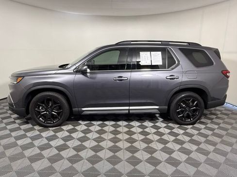 Used 2025 Honda Pilot Touring image 3