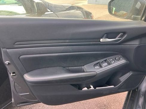Used 2025 Nissan Altima 2.5 SV FWD image 9
