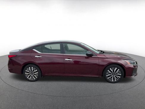 Used 2025 Nissan Altima 2.5 SV FWD image 13