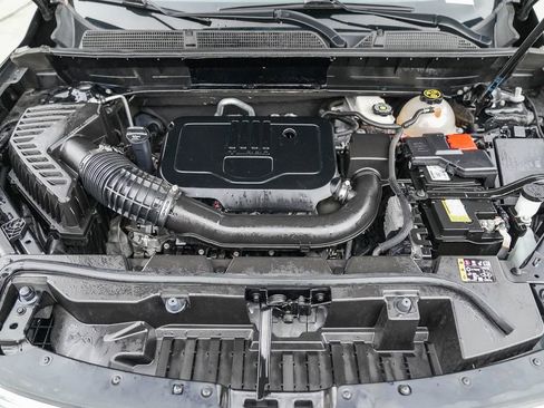 Used 2023 GMC Acadia SLT image 30