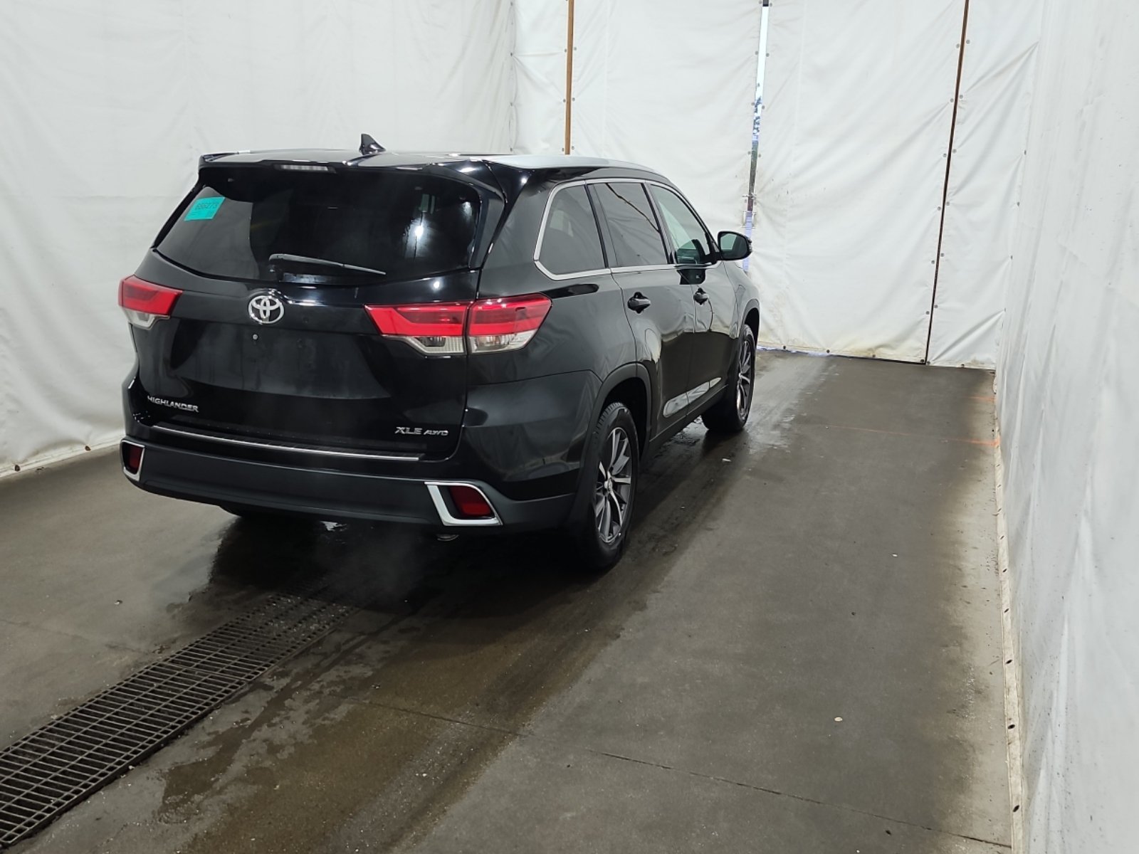 Used 2019 Toyota Highlander XLE AWD/4WD image 3
