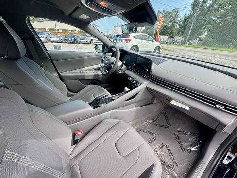 Used 2025 Hyundai Elantra SE FWD image 12