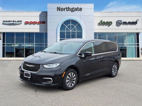 Used 2024 Chrysler Pacifica Select image 2