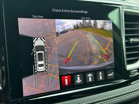 Used 2023 Chrysler Pacifica Touring-L AWD/4WD image 22